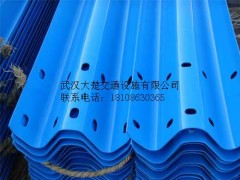 隔离栏,波形护栏,波形梁钢护栏,波形梁护栏,波形钢护栏,公路图1