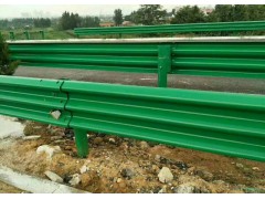 专业生产高速公路热镀锌护栏喷塑护栏材料护栏配件等产品图1