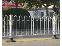 销售珠海公路专用栏杆 镀锌管喷塑市政护栏 东莞马路京式护栏图1