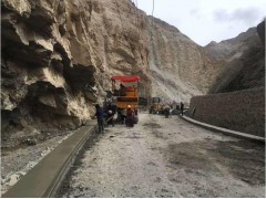 出售**C-5000出售/出租 滑模机、路缘机 水泥摊辅机图2