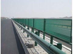 产销售各种建设工程护栏网，水利工程防护网。钢板网护栏、防眩网、防抛网、防落网、铁路护栏、锌钢市政、各种脚踏网、石笼网、雷诺护垫等均有大量现货。图1