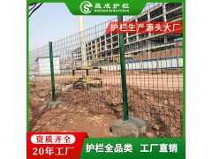 桃型柱护栏网厂厂区围栏网景区防护围网产业园三角折弯铁丝网图2