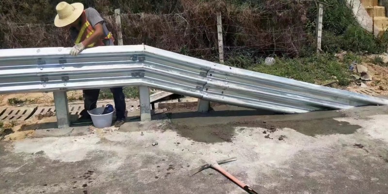 桥梁防撞栏杆乡镇道路双波镀锌护拦杆立柱国标省道隔离栏图3