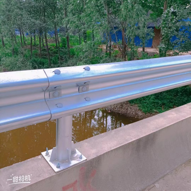 热镀锌波纹防撞护栏  贵达 可选高度 工厂加工 专业生产图4