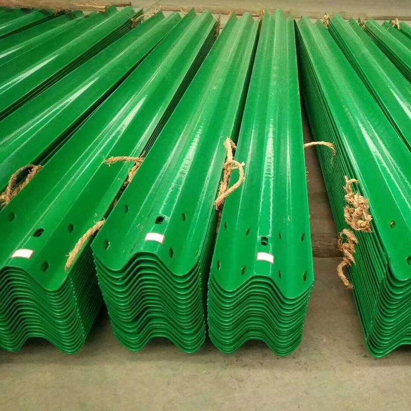 山区公路波形护栏 道路防护栏板 绿色防撞栏颜色鲜亮图6