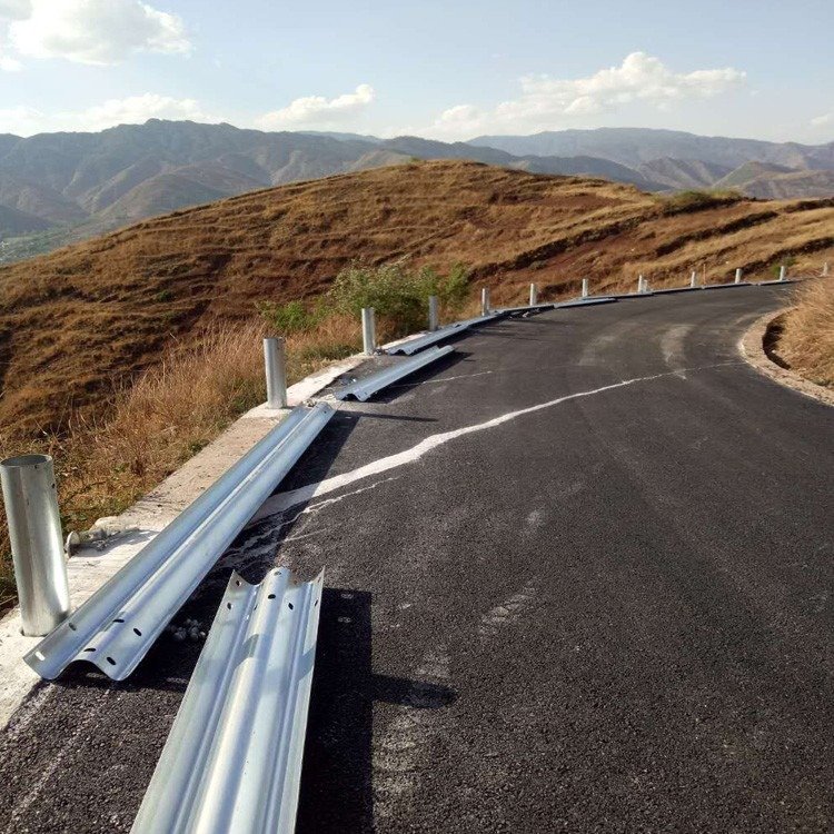 贵达山区道路防护栏 高速两侧波纹栏杆  厂家直营图5
