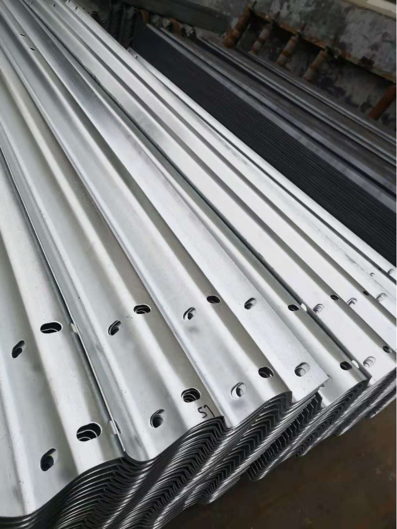 山区公路波形防护栏 道路防护栏板 绿色防撞栏颜色鲜亮图5