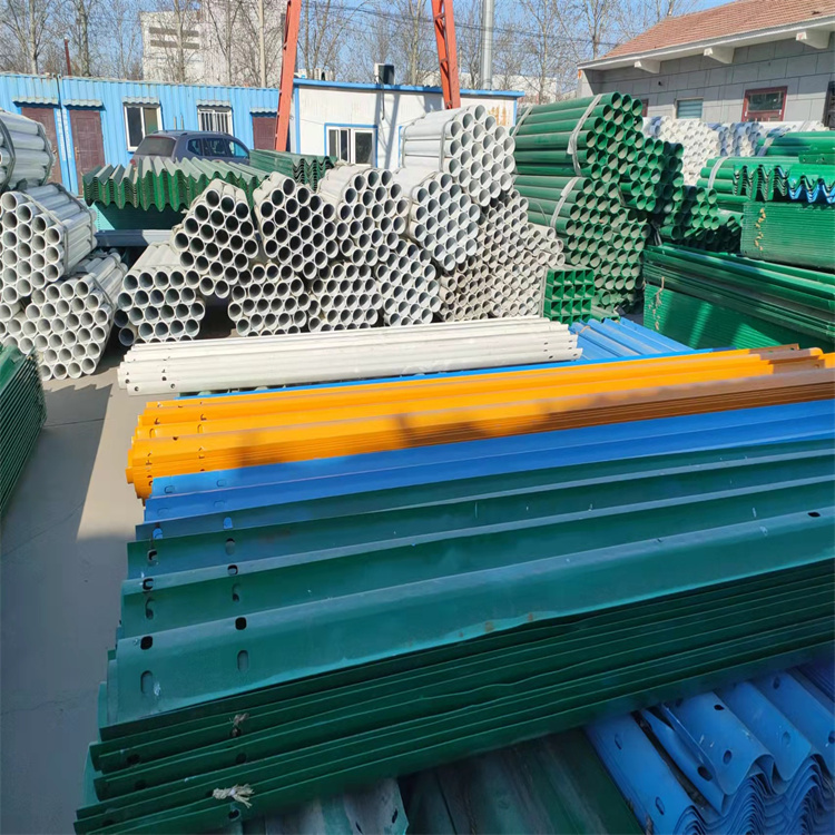 山区公路波形防护栏 道路防护栏板 绿色防撞栏颜色鲜亮图6