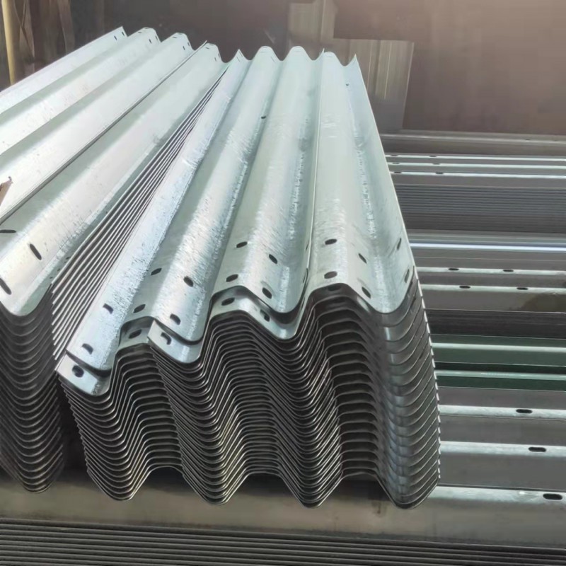 热镀锌喷塑波形护栏 马路防护三波加强型栏杆安装图6