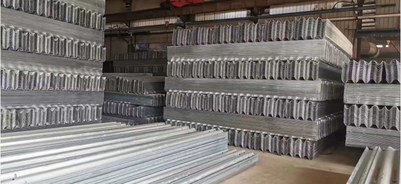 高速公路两波三波波形护栏 包安装有施工队伍保抗冲击 Q235材质图5
