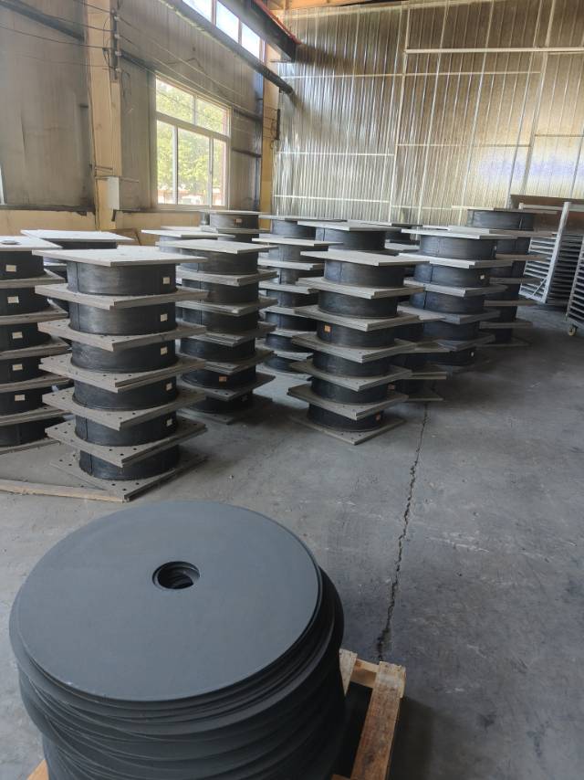 隔震支座    阻尼器图3